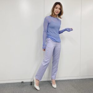 Sayaka Akimoto Instagram - 2/18 マイナビBe a booster!
衣装は
ニット、パンツ
lanvin_en_blue_womens
チョーカー、ピアス
pluietokyo

です🙋‍♀️

大人パープルって上品だけど華やかで好きです。
紫って私の好きな色の一つかもしれません🌈