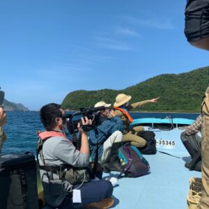 Sayaka Akimoto Instagram - テレビ東京「THE無人島～未知の離島で○○見つけました！～」
無人島に行ってみた 未知の島で衝撃発見!!でのオフショットです。
第一弾の小笠原諸島から第二弾は奄美大島の枝手久島に行かせて頂きました。
今回は専門家の服部正策さん、
探検家のニ名一気さん、ドローン芸人の谷 1。さん、初めましてのスタッフさんもいらっしゃいましたが、前回ご一緒したスタッフさん方と共に厳しくも楽しいロケに参加させて頂きました☺️
写ってない方も居ますが、集合写真です🌈
カメラマン小松さんは、NHKランスマでもお世話になっていたカメラマンさん。
心細くなった時にさりげなく励まして下さったり、ランスマのカメラマンさん、スタッフさんには沢山救われたなぁ。
また違う現場でお会い出来て本当に嬉しいんです。

今回まさかの女性1人笑

ハードなロケでしたが、同行スタッフさんのタフさ、熱意には驚きっぱなしでした。
ニ名さんがガンガン山を切り拓いて下さって本当に助かりました。
谷 1。さんは重いドローンを持ってひたすら山を登り、美しい風景を沢山撮って下さいました。
ロケ中、一番色々なモノを発見しようと目を凝らしてくれていたのは実は谷 1。さんだったりします☺️
放送にのるVTRはギュッとロケが凝縮されたモノ達ですが、色々な経験や発見が沢山あって毎回自然の雄大さ、優しさ、厳しさ、色々学んで東京に帰ってきます。

服部さんのような専門家の方とお話しするのもとても楽しいです。

服部さんにはお土産にと、ハブの歯を戴きました😂

なかなか気分転換するのも難しいご時世ですが、少しでも旅行した気分になって下さったら嬉しいです。

最後の４枚は、自然のたくましさを感じた瞬間です。
どんな時も希望を持ってたくましく生きていきたいものですね🍀