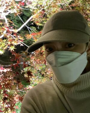 Sayaka Akimoto Instagram - 撮影終わりに、近藤芳正さんに教えて頂いた東寺のライトアップに。
立体曼荼羅も素敵でした。
京都は寺社仏閣が多くて、都民の私からしたらとっても羨ましい。
夜にお寺や神社に行けるなんて、なんて贅沢なんだ！と思ってしまうのです。
子供の頃から寺社仏閣に行くと、「いいなぁ、ここで布団を敷いて寝たいなぁ。」なんて考えていた無礼者でしたが、今も変わらず。
色々なお顔の仏像を拝みながら、気持ちが穏やかになっていくのを感じました。
最近は国内だけではなく、海外の友人にも日本の美しさや素晴らしさを感じて欲しいなぁ、なんて思いながら写真を撮る事が増えてきました。
自分の意識が変わってきているのを感じてちょっと楽しくなっています。
他にも教えて頂いた場所があるから、行ってみたいと思います。
魅力的な方々に囲まれて充実した日々を過ごしています☺️