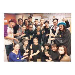 Sayaka Akimoto Instagram - 『ショウ・マスト・ゴー・オン』無事大千穐楽を終えました。
色々なハプニングもありましたが、その都度一丸となり皆で乗り越えようとする姿勢に、（大体三谷さん頼み。）私自身学びが沢山ありました。
毎日がジェットコースターみたいでハラハラドキドキ。
これからの人生観が変わっちゃうかもしれません笑
お客様のご理解もあり、ここまで来られました。
本当に感謝しております。

ここだけの話、最後の花柄ワンピースが劇的に似合ってなかったなぁ。
そんなワンピを選んじゃうのえちゃんが愛おしく思えます。

キャスト全員が愛おしい。
毎日幸せでした。

ありがとうございました。

皆様、またどこかで💜