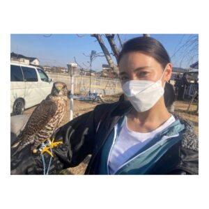 Sayaka Akimoto Instagram - 3月26日は『花咲万太郎の事件カルテ』の放送日でした。
皆様、観ていただけましたか？
ミステリーなのに、沢山の動物に癒される、なんだかとっても不思議な感覚になるドラマでしたね。
チロルチョコも食べたくなる…。万太郎先生にはマストアイテム！🍫
魅力的なキャストの皆様と、楽しいドラマに参加出来て嬉しかったです。短い日数の撮影でしたが、監督もスタッフさんも優しく迎えて下さり、とっても嬉しかったなぁ。

またお会い出来る日が来る事を願って🙏✨

３枚目はハヤブサのゼロ君。
目がつぶらでとっても綺麗だった。
動物達に囲まれて、のびのびとお芝居させて頂きました🥰

#花咲万太郎　の事件カルテ