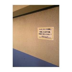 Sayaka Akimoto Instagram - 『ショウ・マスト・ゴー・オン』無事大千穐楽を終えました。
色々なハプニングもありましたが、その都度一丸となり皆で乗り越えようとする姿勢に、（大体三谷さん頼み。）私自身学びが沢山ありました。
毎日がジェットコースターみたいでハラハラドキドキ。
これからの人生観が変わっちゃうかもしれません笑
お客様のご理解もあり、ここまで来られました。
本当に感謝しております。

ここだけの話、最後の花柄ワンピースが劇的に似合ってなかったなぁ。
そんなワンピを選んじゃうのえちゃんが愛おしく思えます。

キャスト全員が愛おしい。
毎日幸せでした。

ありがとうございました。

皆様、またどこかで💜