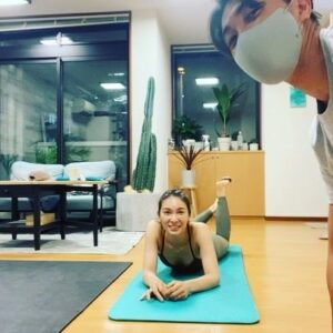 Sayaka Akimoto Instagram - お久しぶりです。
日本の歴史が終わり、なんだか燃え尽き症候群みたいになっています。
今月は色々と準備期間です。
なんだかんだでバタバタしています。
何事も準備と積み重ねですね。

最近は週3でトレーニングしています。

私の普段の基本のトレーニングはほぐピラです。
@yuka.hoshino222  先生にお願いして、身体を大きくせずにしなやかで心身共に繋げられるようなトレーニングをして頂いています。
次回のお仕事ではちょっと体作りの必要があるので、少し前から私の弟 @a_ryo01 にもトレーニングをお願いしてます。（私の弟はパーソナルトレーナーなんです。）
トレーニング中、ムキっとさせたい私とムキっとしたくない私がいつも心の中で対話していますが（笑）
素敵な作品になるよう努力したいと思います！
トレーニング中、弟が急に「ホルヘー。」って言ってきた。
どれだけ日本の歴史が好きなの😂
今日も頑張りました。