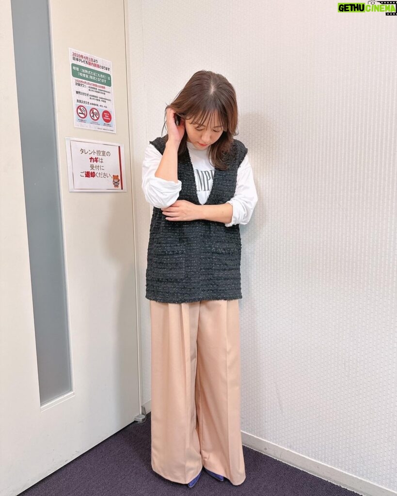 Sayaka Isoyama Instagram - 明日 7:30〜 日本テレビ系『シューイチ！』さんでは、 ハイカロリーなグルメロケしてきました！！ バトルの行方をお楽しみに！！ その後22:30〜 日本テレビ『金のツカミ』 めちゃくちゃ笑っぱなしの時間でした！！ 新しいキャラクターが見られます！ 芸人さん達は本当に素晴らしいです！！ シューイチ シャツ、スカート　@dresslaveofficial 金のツカミ ツイードトップス　@marmors_official ロゴT @micaanddeal_official パンツ　@jusglitty_official