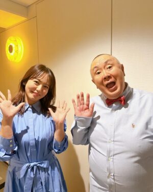 Sayaka Isoyama Instagram - 先日出演させていただいた
TBSテレビ『サンデージャポン』
今回もたくさんモノマネしたな笑

シャイニーニット　@pasand_by_nequittezpas 
スカート  @emmelrefines 
イヤリング.リング　@phoebe_official 
フラットシューズ　@dianashoespress 

松っちゃんとのお仕事♪
こちらでは、松っちゃんがたくさんモノマネを笑

ワンピース @adelly.tokyo