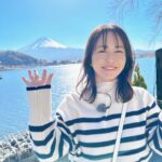 Sayaka Isoyama Instagram - 明日12/24(日) フジテレビ系『なりゆき街道旅 』 12:00~14:30の30分拡大放送です！！ みんなで河口湖に行ってきました！ めちゃくちゃ楽しかったです♪ 富士山もずーっと綺麗でした！！ コート、ニット @arpege_story スカート @jusglitty_official