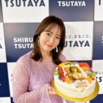 Sayaka Isoyama Instagram - 本日は、 SHIBUYA TSUTAYAさんにて 最新写真集『and more』発売記念イベントでした。 イベント前の囲み取材には、 沢山のプレスの方が来てくださりました！ 会場間違えてるんじゃないかと思うくらいで。笑 本当に嬉しかったです。 ありがとうございます！！ ファンミーティングも開催し、参加してくださった皆さんと楽しく過ごせました。ケーキも登場！ お渡し会では、初めて会いに来てくれた方もたくさんでしたし、また来てくれた方、昔から応援してくれてる方など、 本当に沢山の方が会いに来てくれて、 お祝いしてくれたりと幸せな時間を過ごせました。 本当に本当にありがとうございます♪ 写真集喜んでくれたら嬉しいです。 SHIBUYA TSUTAYAさん ステキなメッセージボードで迎えていただき、 ありがとうございました！！ @masaco_teranishi