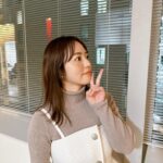 Sayaka Isoyama Instagram - 明日はこちらに出演します！！ ▼19時〜関西テレビ『ちゃちゃ入れマンデー』 ▼21時〜日本テレビ系『ザ！世界仰天ニュース』 ▼23:59〜日本テレビ系「午前0時の森」 1枚目〜 (仰天ニュース) ニットセットアップ、ブラウス @newans.official @ow_pressroom イヤリング、リング @refaire.tokyo イヤカフ、リング @warmth.tokyo シューズ @dianashoespress 3枚目〜 (ちゃちゃ入れマンデー) ベスト @verseau_jp シャツ @sirin_jp 5枚目〜 (午前0時の森) ビスチェ、ニット @mystrada_official スカート @jusglitty_official