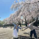Sayaka Isoyama Instagram - 先日放送しました 日本テレビ系『シューイチ』 桜がとても綺麗な時期で最高なロケでした！ よゐこの濱口さんと安村アナと写真撮ってもらったよ。 とても楽しかったです！！ Tシャツ @threefourtime_official スカート @arpege_story