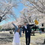 Sayaka Isoyama Instagram - 先日放送しました 日本テレビ系『シューイチ』 桜がとても綺麗な時期で最高なロケでした！ よゐこの濱口さんと安村アナと写真撮ってもらったよ。 とても楽しかったです！！ Tシャツ @threefourtime_official スカート @arpege_story
