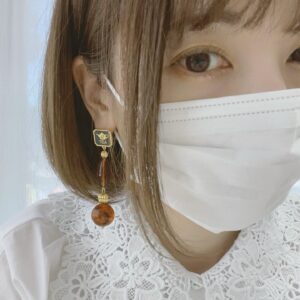 Sayaka Kanda Instagram - ほんとの茶葉が入っている、Q-Pot.さんの紅茶ピアス！
SNSで見て、オンラインショップで即買いでした。
今日はさロルじゃないので、メークも合わせてお紅茶っぽくオレンジ。
色素薄いお色味に。