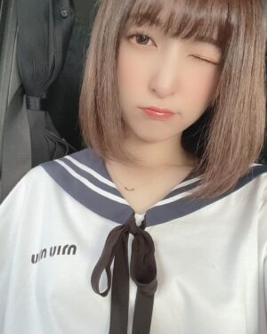 Sayaka Kanda Instagram - ちなみにさっきの写真セーラー服じゃないですTシャツです。笑
黒のワイドパンツと合わせてました。
#miumiu