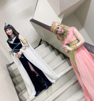 Sayaka Kanda Instagram - テーコてんていと！
キャロルとしての先輩でもあり、今回は相反する運命のアイシス役でもありますね。
キャロルとしての在りかたを、読み合わせから沢山沢山肯定してくれました。

テーコアイシス、怖かっこいいとはこの事で、
「…見られたか。」の所でハケた後、後ろを走りながら鳥肌を立てつつ「こっわ…！」と呟いてます笑

テーコてんていと歌うのがとても好きです。
これからも色々な事を教わりたいし、人の良いところを沢山見つけてくれる太陽みたいな大好きな先輩でいてね。
#王家の紋章
#新妻聖子
#アイシス
#キャロル