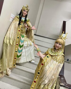 Sayaka Kanda Instagram - お待たせいたしました！✨
たくさんリクエストいただいていた海宝メンフィスとのお写真です。
「ビンタポーズは絶対やろう！」という決意のもと笑、ソーシャルディスタンスを守ってお写真を撮ってまいりました。
包容感があって、勇猛なメンフィス。でもバックステージでは優しくて面白い海宝くんの事がみんな大好きだと思います。

わたしは東京公演では海宝メンフィスが続きます。
1公演1公演ありがたく演らせていただきたいなと思っています！
宜しくお願い致します。
#王家の紋章
#海宝直人
#メンフィス
#キャロル