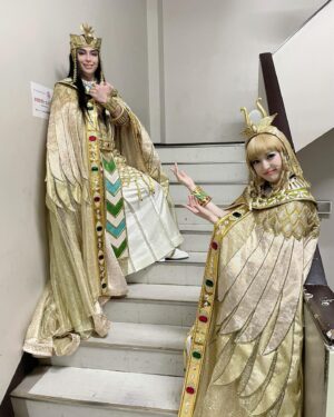 Sayaka Kanda Instagram - お待たせいたしました！✨
たくさんリクエストいただいていた海宝メンフィスとのお写真です。
「ビンタポーズは絶対やろう！」という決意のもと笑、ソーシャルディスタンスを守ってお写真を撮ってまいりました。
包容感があって、勇猛なメンフィス。でもバックステージでは優しくて面白い海宝くんの事がみんな大好きだと思います。

わたしは東京公演では海宝メンフィスが続きます。
1公演1公演ありがたく演らせていただきたいなと思っています！
宜しくお願い致します。
#王家の紋章
#海宝直人
#メンフィス
#キャロル