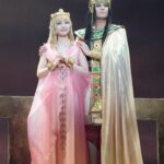 Sayaka Kanda Instagram - ミュージカル「王家の紋章」。 本日わたくし神田沙也加、 帝国劇場での公演はひと足先に千穐楽を迎えました！ わたしにとってキャロルはとても不思議な感覚の役です。 今もなお続く素晴らしい原作のなか、キャロルというロールモデルがはっきりと居ることが本当に大きいと思いますが、 役作りで悩むことが本当に全くなく、お稽古場から多くの企みや幸せな試行錯誤をしながら、迷いなく演じることが出来る役でした。 毎公演キャロルになるのが、いたずらっ子のように楽しみでした。 そしてそれを受け止めてくださったすべてのキャストの皆様、スタッフの皆様、プロデューサーの皆様、原作のクリエイター陣の皆様にも感謝します。 ゲネプロの後、このお写真を見た時に本当に嬉しかった。 すっかり王家の紋章ファンになっていたからです。 博多もこんな新鮮な気持ちのまま臨めますように。 そんな素敵な記事を掲載してくださったステージナタリーさん、お写真お借りします。 ひとまず、本当にどうもありがとうございました。 #王家の紋章 #メンフィス #キャロル