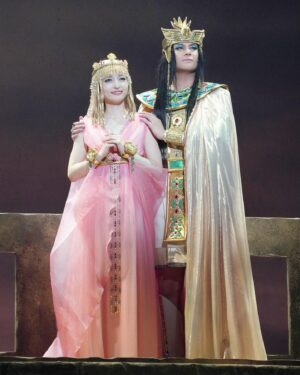 Sayaka Kanda Instagram - ミュージカル「王家の紋章」。
本日わたくし神田沙也加、
帝国劇場での公演はひと足先に千穐楽を迎えました！

わたしにとってキャロルはとても不思議な感覚の役です。

今もなお続く素晴らしい原作のなか、キャロルというロールモデルがはっきりと居ることが本当に大きいと思いますが、

役作りで悩むことが本当に全くなく、お稽古場から多くの企みや幸せな試行錯誤をしながら、迷いなく演じることが出来る役でした。
毎公演キャロルになるのが、いたずらっ子のように楽しみでした。
そしてそれを受け止めてくださったすべてのキャストの皆様、スタッフの皆様、プロデューサーの皆様、原作のクリエイター陣の皆様にも感謝します。

ゲネプロの後、このお写真を見た時に本当に嬉しかった。
すっかり王家の紋章ファンになっていたからです。

博多もこんな新鮮な気持ちのまま臨めますように。

そんな素敵な記事を掲載してくださったステージナタリーさん、お写真お借りします。
ひとまず、本当にどうもありがとうございました。
#王家の紋章
#メンフィス
#キャロル