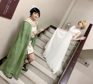 Sayaka Kanda Instagram - ウナス/ルカ役の前山剛久くんとお写真を！
ルカ役では舞台上ではあまり絡みがないのですが、ウナス役の時は一緒にお芝居できて、前ちゃんのウナスとても好きです。
ルカもニヒルで勿論すてきです。

ご本人にもお伝えしましたが、わたしは何より、前ちゃんがこの2役をお稽古場から自由自在に行き来していた事を本当に凄いと思っています。
キャラが違えば声色も違います。
ご本人の努力の賜物ですよね。

マイフェアでもお世話になりますから、まぁちゃんと一緒に来年まで宜しくお願い致します^ ^
#王家の紋章
#前山剛久
#ウナス
#ルカ
#キャロル
#マイフェアレディ