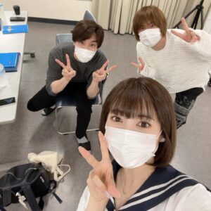 Sayaka Kanda Instagram - 歌稽古でついにメンフィスキャロルが揃いました！
健ちゃんと海宝さんと。
新参者ですがご指導ください、宜しくお願いいたします。
#浦井健治
#海宝直人
#王家の紋章
#セーラー服じゃないです
