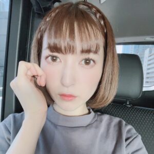 Sayaka Kanda Instagram - 編み込みして行った日のお写真です。
私服を着て劇場に着いたら、すぐに楽屋着やお衣装に着替えちゃうけど、朝お洋服を選ぶ楽しみを忘れないようにしないとですね！