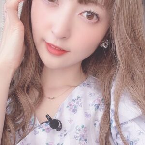 Sayaka Kanda Instagram - からのウェーブ巻き。