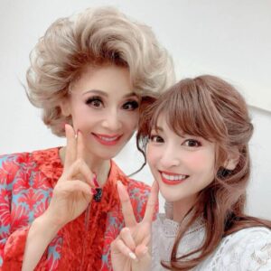 Sayaka Kanda Instagram - 「ローズのジレンマ」、東京公演中日でした！ あっという間ではありますが、客席と演者・スタッフ側の健康を噛み締めながらの毎日であります。 久しぶりに真央さんと自撮りしました！ 残り半分も無事に駆け抜けられるよう、充分に気をつけて行きたいと思います。 #ローズのジレンマ #大地真央 #ローズ #アーリーン