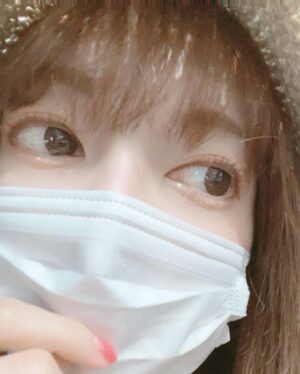 Sayaka Kanda Instagram - マジョリカマジョルカの新しいマスカラ、絶妙なブラウン違いが可愛い！
光に当たった時のニュアンス感が、すごい色素薄い系に見せてくれるのです。
今日はオレンジを使っています🍊
#マジョリカマジョルカ
#ラッシュエキスパンダーロングロングロングex
