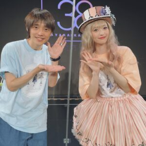 Sayaka Kanda Instagram - オンラインライブ&トーク会本当にありがとうございました！
ご視聴いただき感謝です。
トーク会の司会をしていただいたよっぴーさんと♪
マンボウ！
#38
#神田沙也加ライブ