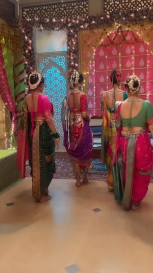 Sayali Salunkhe Instagram - Our New Malhotra Bride ( Navrai Majhi) #vandana now coming to the Malhotra house in #baateinkuchankaheesi 
Onscreen #pammibua will make her nuts but offscreen we are 1 big happy family #thuthuthu 🧿🧿🧿 These girls beings sports because this is my favourite track ❤️ and if you go back a bunch of episodes you will see @sayli_s_salunkhe  killing the moves on this song in the show !! She’s one of the most graceful dancers I have ever seen 🤩 with my #reelpartner  and wonderful #dancer and #friend @ankitasharmaofficial7 and another amazing actress / dancer @abhidnya.u.b #behindthescene #bts #trendreels #trending #marathiinspirations #marathimulgi #celebrities #actorslife🎬