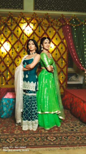 Sayali Salunkhe Instagram - The Karmarkar sisters are a MOOOD or just MOODY? 
#VandanaKarmarkar #MrunalKarmarkar #BaateinKuchAnkaheeSi #starplus 
.
.
.
.
#instareels #reelitfeelit #starplusserials #explorepage✨ #trendingreels