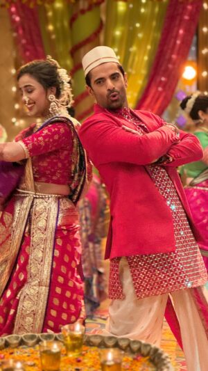 Sayali Salunkhe Instagram - Such a wonderful sequence we shot yesterday where each one of us dressed up in Maharashtran attire and danced all the way On a another beautiful Marathi song ❤️ me myself can’t wait to see what we did n how will it look in the show . Will be glued to my screen tom at 9 pm ! What about you ? 

#KUVAN 
#baateinkuchankaheesi

@nishabedii you are ❤️