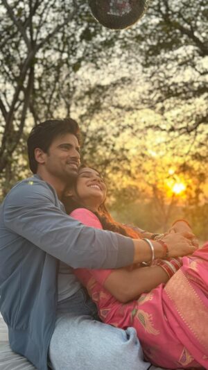 Sayali Salunkhe Instagram - लग जा गले ✨
#hugday 
#kuvan
#baateinkuchankaheesi