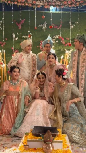 Sayali Salunkhe Instagram - My Supercool Fam 😂
I love you all 🫶🏻
#baateinkuchankaheesi