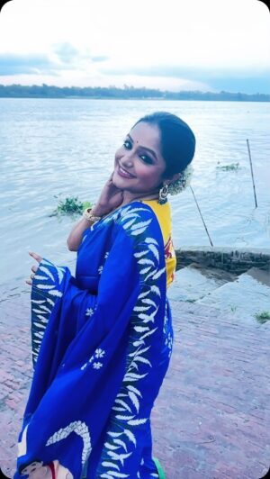 Sayantani Guhathakurta Instagram - আজ ২৫ শে বৈশাখ ...আজ ঠাকুরের জন্মদিন 💙🙏🏻

 #reels #reelsinstagram #reellove #reelvideo 
#reeitfeelit #reelkarofeelkaro #reelkorbofeelkorbo #trending #boireeltime 

Saree - @sayantighoshdesignerstudio 
 Mk up - @brushofpritam 
Hair - @sujitdas466 
Jewellery - @style_addict_jewellery 
Location - @denmark_tavern1786 
Shoot for @aajkaal.in 
Brand collaboration by @magiclightproduction