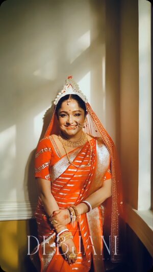Sayantani Guhathakurta Instagram - ' নতুন কনে ' 🌸
.
.
Every Bengali bride dreams of her perfect wedding look. I'm delighted to wear @debjaniEleganceUnleashed 's stunning "সাঁঝবাতি" Benarasi and signature veil, 'আমার পরান ভরা ভালোবাসা তোমায় সমর্পণ করিলাম', along with their red silk blouse embellished with exquisite gota patti work. It’s been a joy working with such an amazing designer. 💕✨
.
.
Stylist- @debjanighoshofficial
Makeup- Suman Ganguly 
Photography- @rupsu_debnath_photography 
Location- @thebhawanipurhouse
.
.
FOR BOOKING AND OTHERS ENQUIRY DM📩 OR WHATSAPP 
7️⃣0️⃣0️⃣3️⃣8️⃣2️⃣9️⃣8️⃣3️⃣6️⃣ 
.
.
#weddingwear #bengali #bangaliana #Indianwear #Indianoutfit #bridaloutfit  #bridedress #customizeoutfit #weddingoutfit #bengalibride #bangalibiye #bangaliana #specialday #designerputfit #debjanighoshofficial