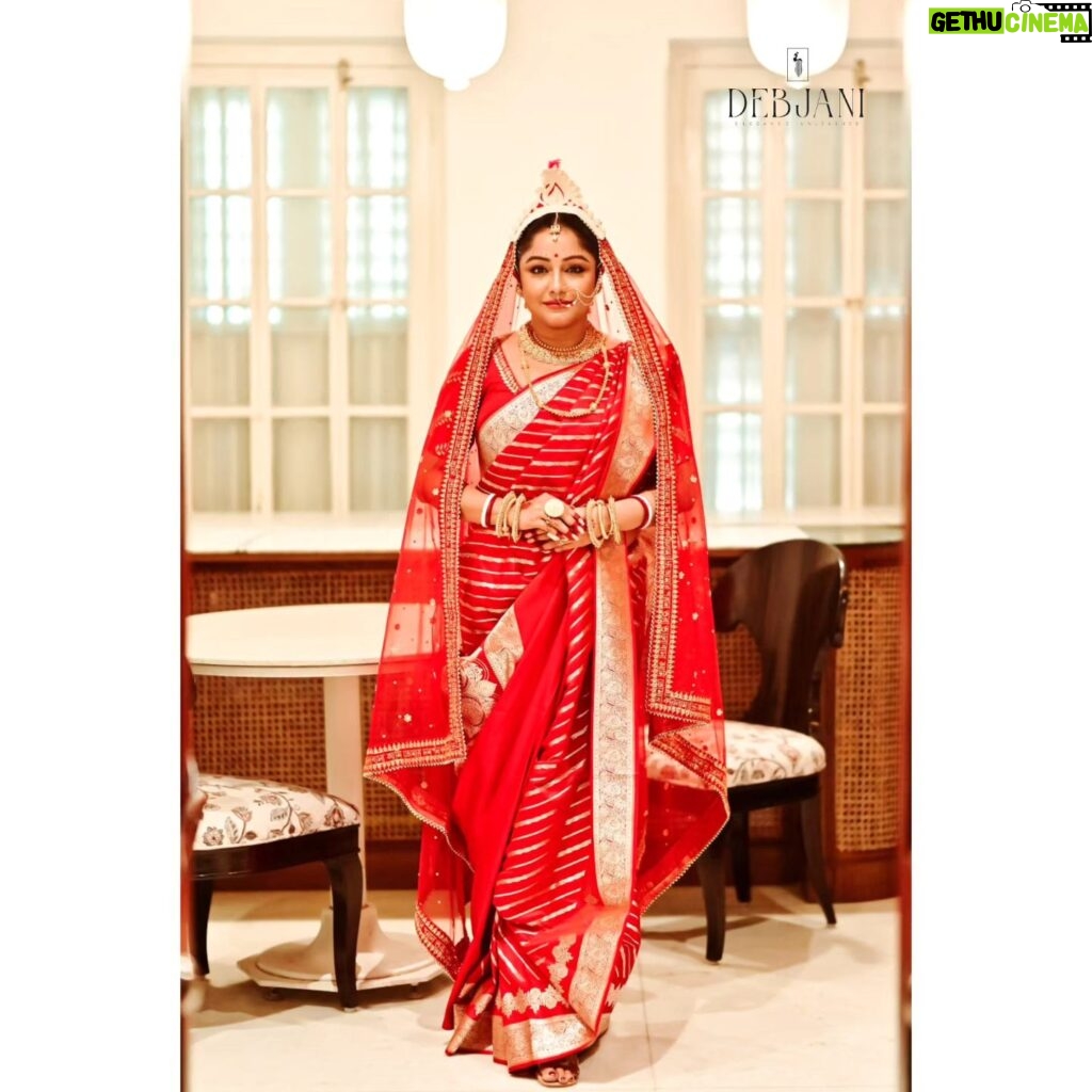 Sayantani Guhathakurta Instagram - ' নববধূ ' 🌹 Ft. @sayantaniguhathakurta . . Presenting the "Bride of Debjani Elegance Unleashed," featuring the enchanting @sayantaniguhathakurta . She is adorned in our hand-woven Katan Benarasi saree, named "সাঁঝবাতি," complemented by a red silk blouse embellished with exquisite gota patti work. The ensemble is completed with the iconic red veil 'আমার পরান ভরা ভালোবাসা তোমায় সমর্পণ করিলাম' symbolizing timeless beauty and grace. This look showcases the pinnacle of traditional craftsmanship and elegant sophistication. . . Stylist- @debjanighoshofficial Makeup- Suman Ganguly Photography- @rupsu_debnath_photography Location- @thebhawanipurhouse . . FOR BOOKING AND OTHERS ENQUIRY DM📩 OR WHATSAPP 7️⃣0️⃣0️⃣3️⃣8️⃣2️⃣9️⃣8️⃣3️⃣6️⃣ . . SHIPPING ALLOVER INDIA 🇮🇳 . . ALSO AVAILABLE CUSTOMIZATION ✔ ✔ #weddingwear #bridedress #customizeoutfit #weddingoutfit #bengalibride #bangalibiye #bangaliana #specialday #designerputfit #debjanighoshofficial