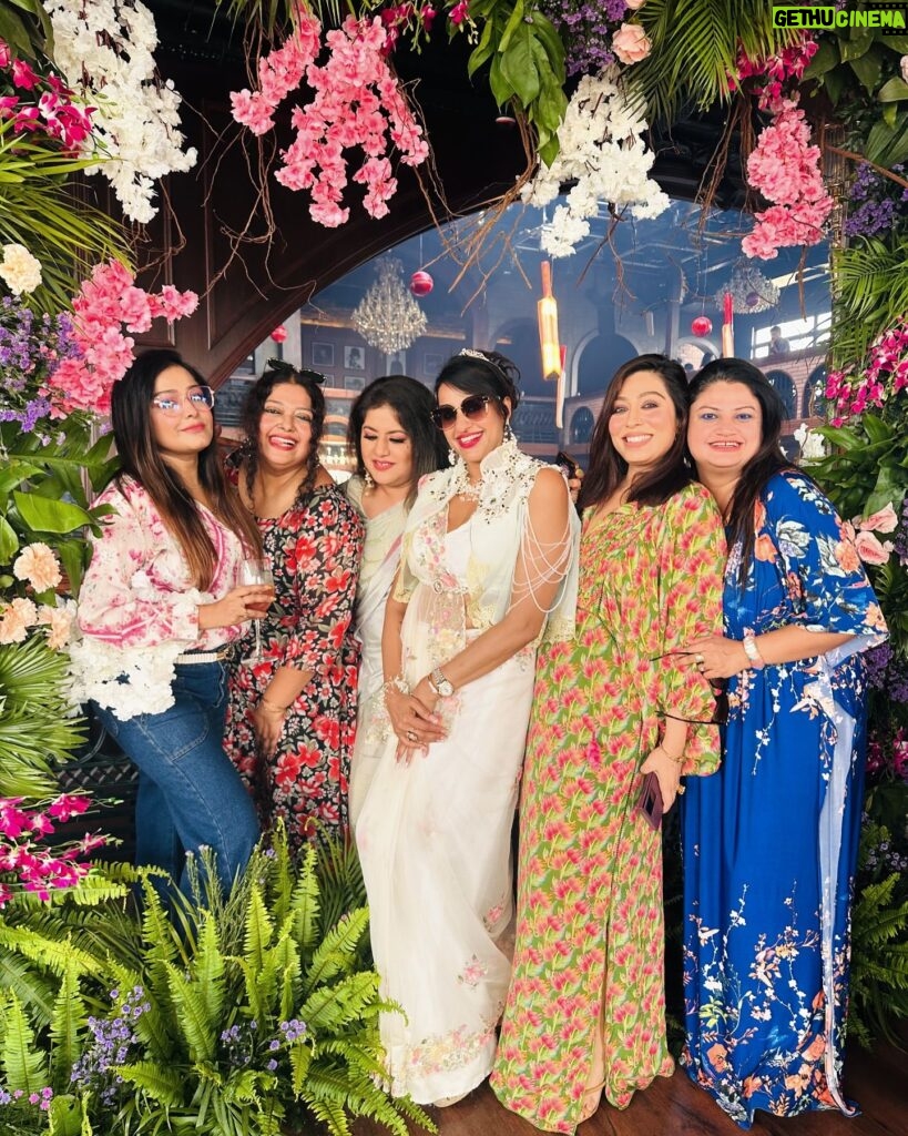 Sayantani Guhathakurta Instagram - "Garden of life " ..... @shalini.srivastava1976 birthday bash 😍.. Swipe left ◀️ Click - @sanjib_sadhukhan #birthdayparty #friendshipgoals #galsgang #latepost #recentthrowback #lastsunday