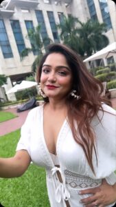Sayantani Guhathakurta Instagram - 💚.... #bts #currentmood #awsmweather #rain #reels #reelsinstagram #reellove #reelvideo #reeitfeelit #reelkarofeelkaro #reelkorbofeelkorbo #trending #boireeltime Captured by @_island_in_the_stream_ Mk up - @s_d_makeup_world_ Hair - @jhalsadey201 Outfit - @kiara_sen111 Styling - @jitsatyaofficial Location - @hyattregencykolkata Jewellery - @style_addict_jewellery