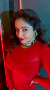 Sayantani Guhathakurta Instagram - Aaa jaane jaan .... ❤️ Duet with my sir @dna_amit #reels #reelsinstagram #reellove #reelvideo #reeitfeelit #reelkarofeelkaro #reelkorbofeelkorbo #trending #boireeltime #dance #passion Captured by @dnakol Mk up n hair - @rupsmagicbrush Outfit - @sansabypoojakapoor Jewlry - @style_addict_jewellery