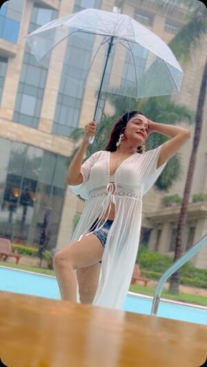 Sayantani Guhathakurta Instagram - Perfect lyrics for today 🤍
Waiting for so long ... Kolkata's 1st rain in summer 🩵
#bts #currentmood #today #awsmweather #rain 
#reels #reelsinstagram #reellove #reelvideo 
#reeitfeelit #reelkarofeelkaro #reelkorbofeelkorbo #trending #boireeltime 

Captured by @_island_in_the_stream_ 
Mk up - @mua_sayan 
Hair - @jhalsadey201 
Outfit - @kiara_sen111 
Styling - @jitsatyaofficial 
Location - @hyattregencykolkata
Jewellery - @style_addict_jewellery