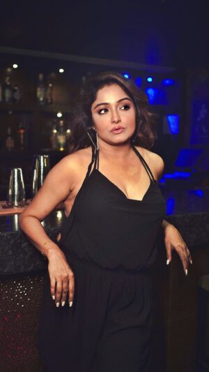 Sayantani Guhathakurta Instagram - Hello Saturday!!🖤🖤🖤....

Photographer - mohit_essence 
Mk up n hair - @rupsmagicbrush 
Location - @holidayinnkolkataairport 
Video - @surjaphotography 
#reels  #reelvideo #friendshipgoals #reelsinstagram #reellove 
#reeitfeelit #reelkarofeelkaro #reelkorbofeelkorbo #boireeltime #trending