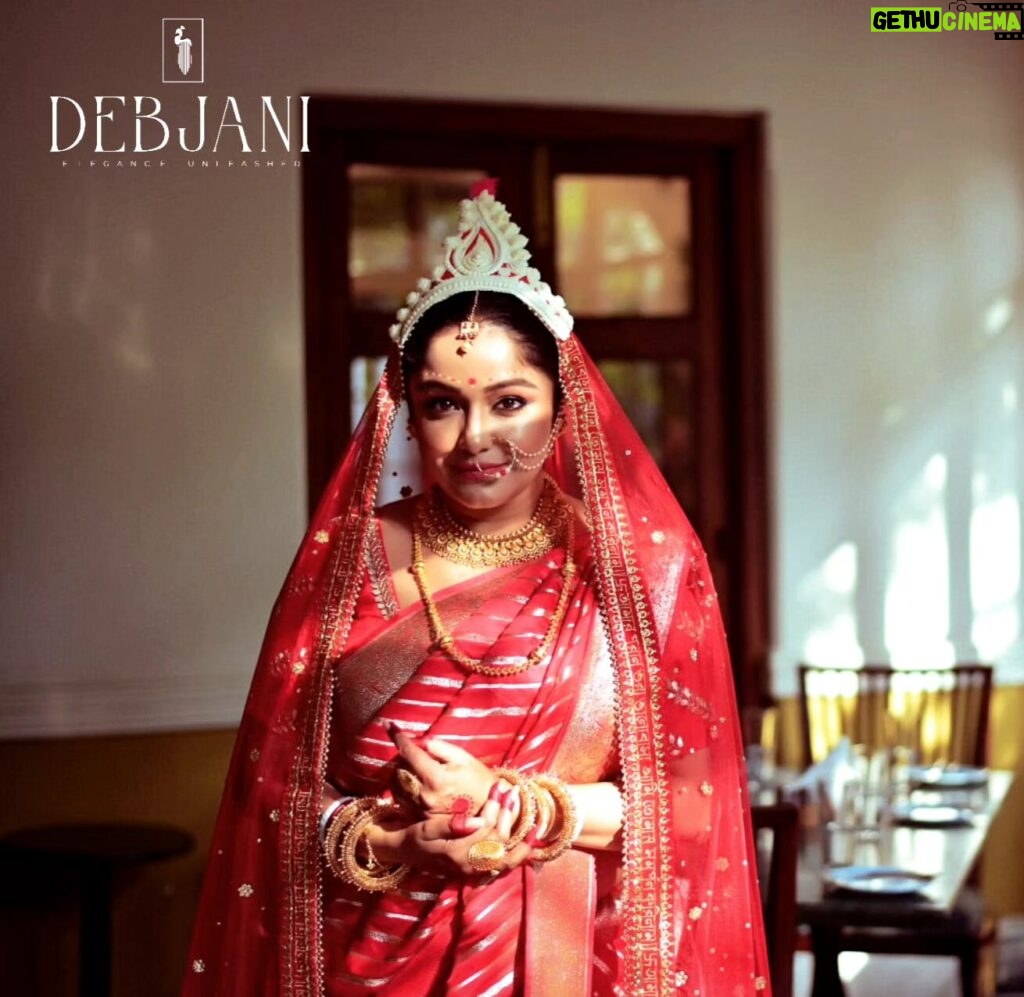 Sayantani Guhathakurta Instagram - ' আলো - ছায়া ' In Frame - @sayantaniguhathakurta . . Dear All beautiful bride, you deserve to shine on your special day. To achieve this stunning look, or to create a unique style of your own, feel free to message us. We're here to help you look your best! 😉 . . Stylist- @debjanighoshofficial Makeup- Suman Ganguly Photography- @rupsu_debnath_photography Location- @thebhawanipurhouse . . FOR BOOKING AND OTHERS ENQUIRY DM📩 OR WHATSAPP 7️⃣0️⃣0️⃣3️⃣8️⃣2️⃣9️⃣8️⃣3️⃣6️⃣ . . SHIPPING ALLOVER INDIA 🇮🇳 . . ALSO AVAILABLE CUSTOMIZATION ✔ ✔ #weddingwear #bridedress #customizeoutfit #weddingoutfit #bengalibride #bangalibiye #bangaliana #specialday #designerputfit #debjanighoshofficial
