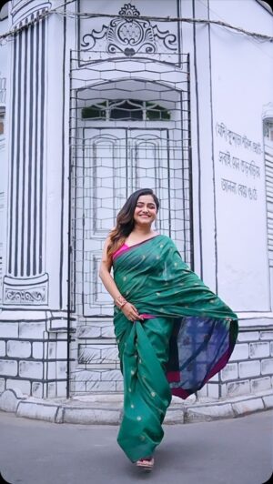Sayantani Guhathakurta Instagram - চায় হৃদয় তোর সাড়া.... 🖤🤍

#reels #reelsinstagram #reellove #reelvideo 
#reeitfeelit #reelkarofeelkaro #reelkorbofeelkorbo #trending #boireeltime  #kolkata  #kolkatadiaries 

Mk up n hair - @makeupbysumanganguly 
Jewellery - @alora_by_anindita 
Captured by @clickbuzzabir ast - @sayan_rakshit95