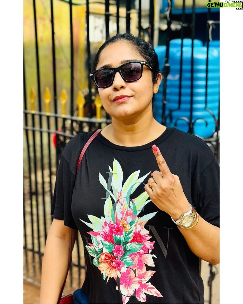 Sayantani Guhathakurta Instagram - Somewhere inside of all of us is the power to change our world. So think twice vote wise 🇮🇳 Swipe left ◀️