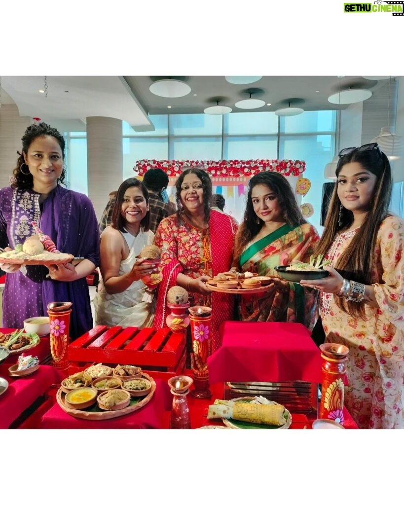 Sayantani Guhathakurta Instagram - Pre-PoilaBoishak celebrations ❤️ Swipe left ◀️ #photodump #prepoilaboishakcelebration