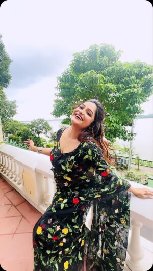 Sayantani Guhathakurta Instagram - और आहिस्ता .....
 #reels #reelsinstagram #reellove #reelvideo 
#reeitfeelit #reelkarofeelkaro #reelkorbofeelkorbo #trending #boireeltime 

Saree - @sayantighoshdesignerstudio 
 Mk up - @brushofpritam 
Hair - @sujitdas466 
Jewellery - @style_addict_jewellery 
Location - @denmark_tavern1786 
Shoot for @aajkaal.in 
Brand collaboration by @magiclightproduction
