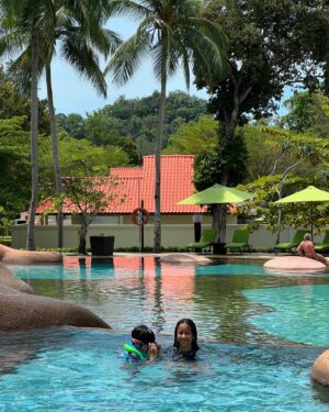 Sazzy Falak Instagram - Hanging out at the Rock Pool on this sunny Sunday! @westinlangkawi 

#nashsazzylangkawi #imaanlilytiararoselangkawi #idrisnashnazrillangkawi