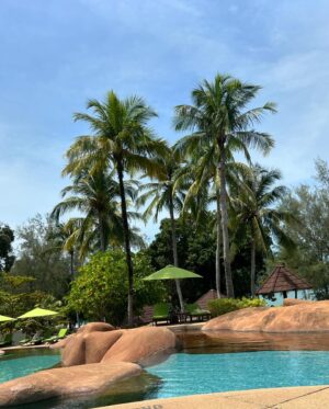 Sazzy Falak Instagram - Hanging out at the Rock Pool on this sunny Sunday! @westinlangkawi 

#nashsazzylangkawi #imaanlilytiararoselangkawi #idrisnashnazrillangkawi