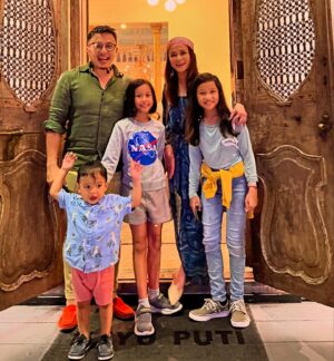 Sazzy Falak Instagram - Us at @kayuputilangkawi last night and back in 2021. Swipe to see us 3 years ago 😆 Not quite sure why the quality of the photo from last night was not as good as the one we took 3 years ago.

Once again, we had a grand time savouring the delicious food and went back to our villa with our hearts singing and tummies full! 

#nashsazzylangkawi #imaanlilytiararoselangkawi #idrisnashnazrillangkawi