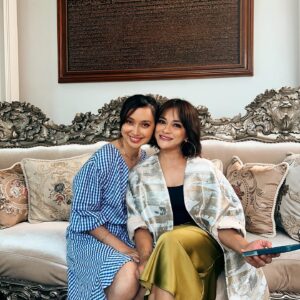 Sazzy Falak Instagram - Right before Ramadhan month started, we completed a telemovie shoot with @mermaidstudios called #TerpalingDrama that will be aired on Astro during Syawal. My second time this past two years working with my awesome Adik @liyanajasmay as the director. Always a joy to be on set with the team. Met @nurel_baharin for the first time and instantly loved her bongok self 🤣 Second (or was it third?) time working with @mustaqimbahadon and I had a hard time containing my laughter when he did his comedic scenes. Susah betul nak tahan gelak!
.
Here’s a carousel of photos with everyone that I could snap a photo with. Everyone was so much fun to be with and boy, did we all have fun on set 😍

#astro #telemovie #telefilem #sazzyatshoot #mermaidstudios